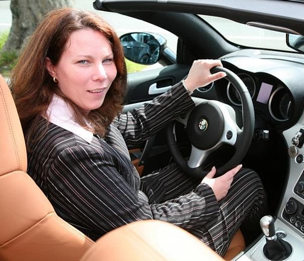 Marion Trump in ihrem neuen Alfa Spider. Foto: Auto-Reporter/Alfa Romeo